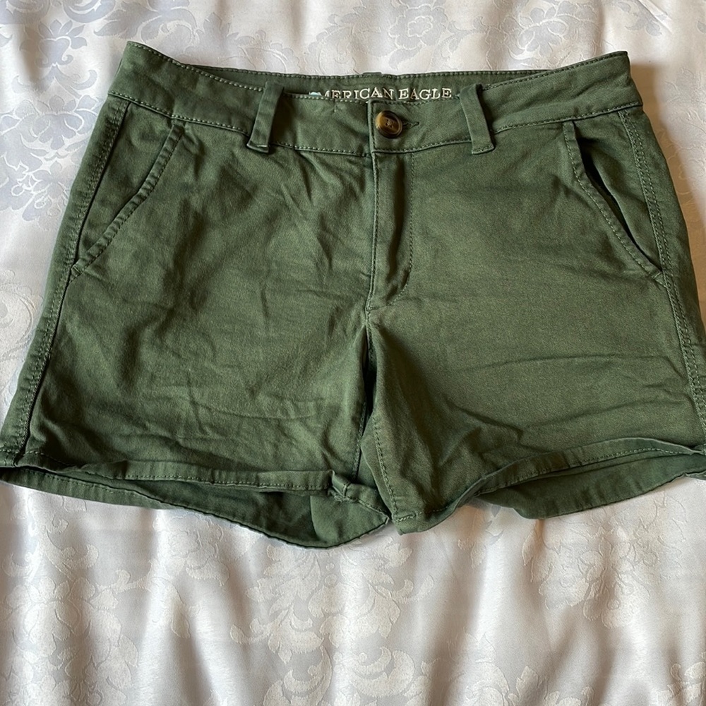 American Eagle green shorts super stretch 2 front pockets and 2 back Sz 6